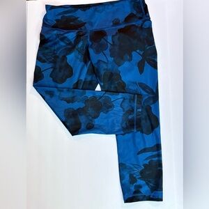 Lululemon Blue and Black Floral
Print Wunder Under Crop II Leggings Size 8